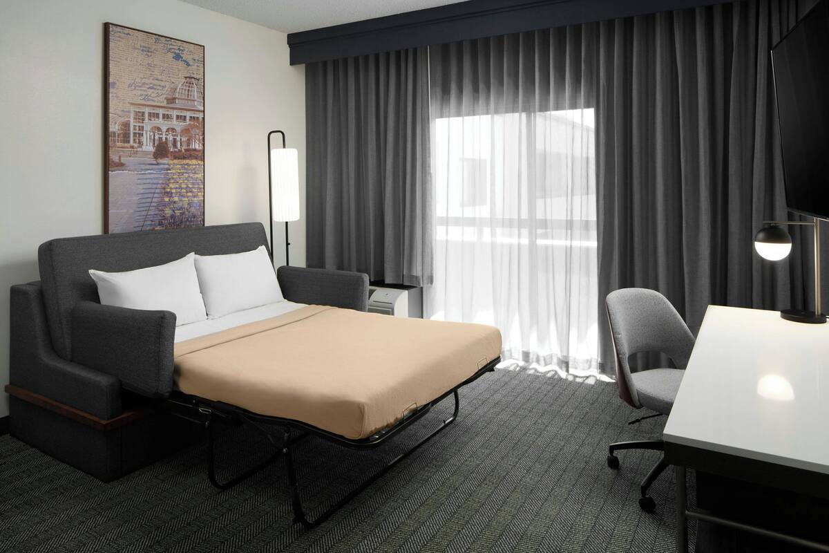 Premium bedding, in-room safe, desk, laptop workspace