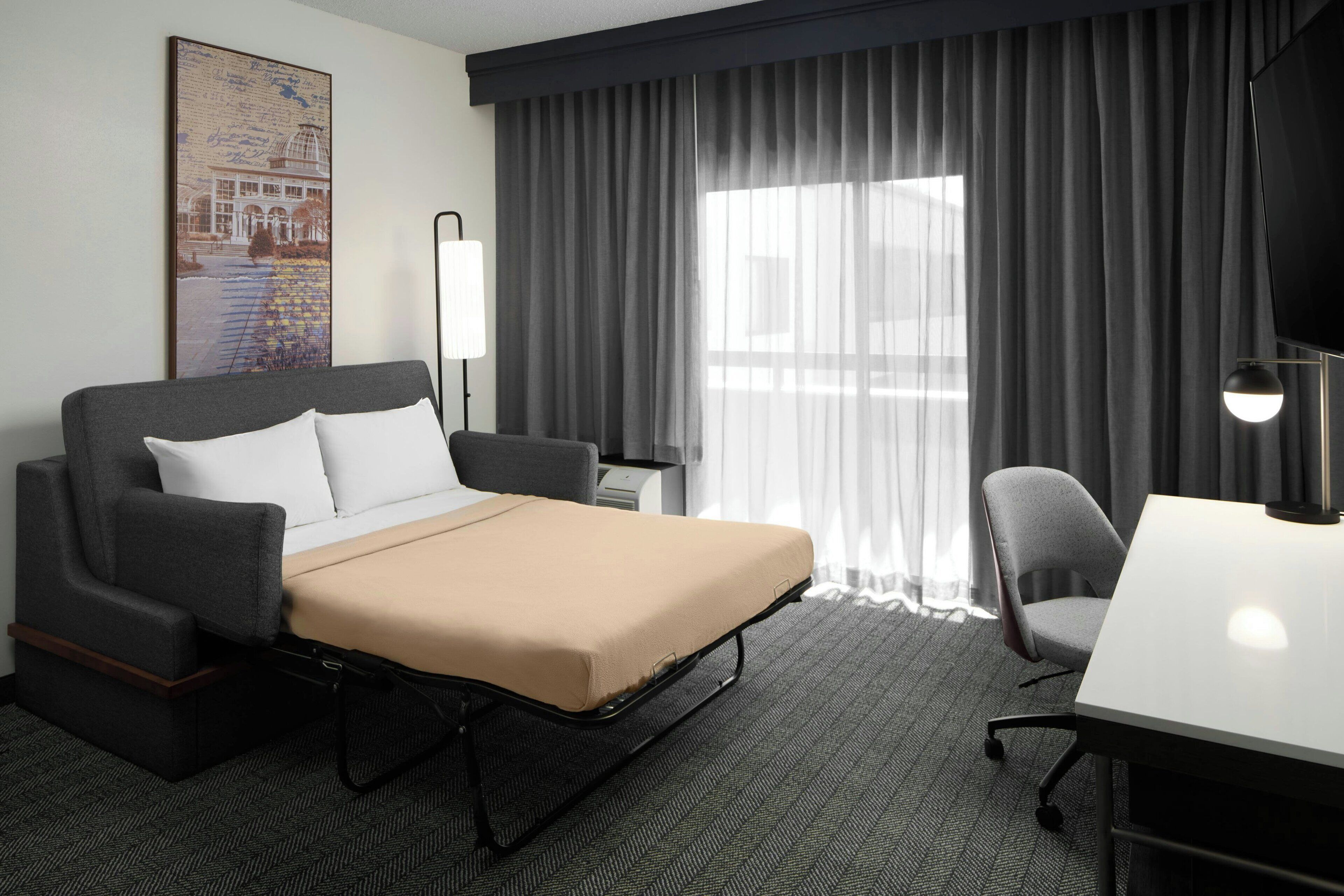 高級寢具、房內夾萬、書桌、手提電腦工作空間