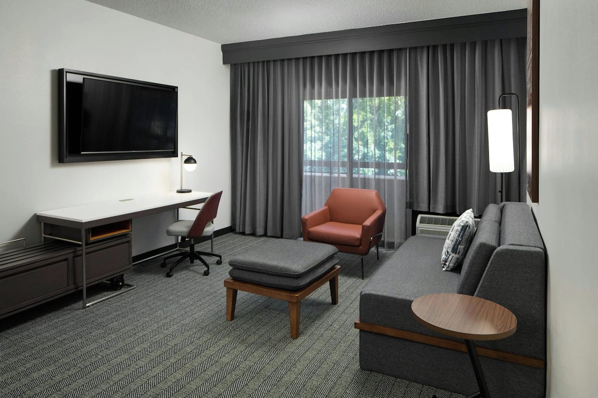 Premium bedding, in-room safe, desk, laptop workspace