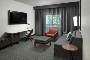 Premium bedding, in-room safe, desk, laptop workspace - Courtyard by Marriott Williamsburg Busch Gardens Area (Williamsburg)