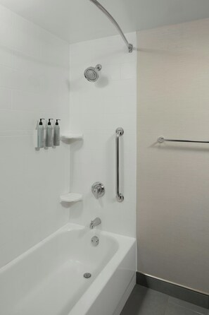 Combined shower/bathtub, free toiletries, hair dryer, towels - Courtyard by Marriott Williamsburg Busch Gardens Area (Williamsburg)