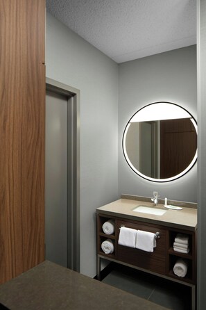 Combined shower/bathtub, free toiletries, hair dryer, towels - Courtyard by Marriott Williamsburg Busch Gardens Area (Williamsburg)