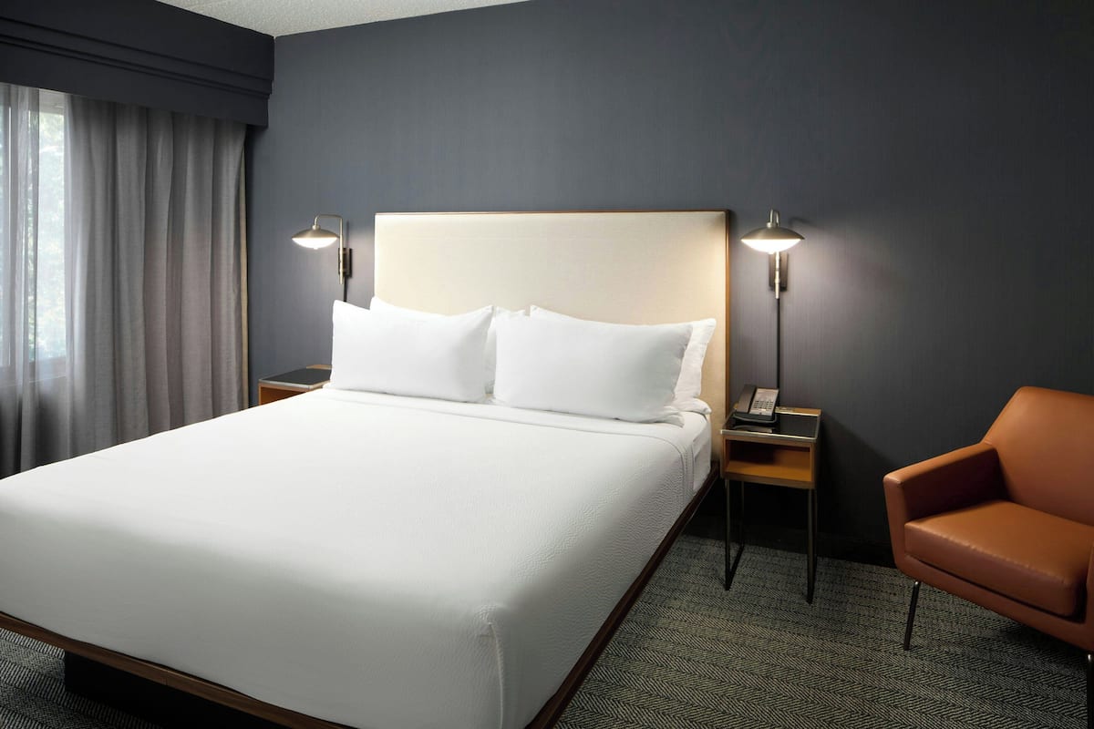 Sengetøy av topp kvalitet, safe på rommet og skrivebord