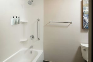 Combined shower/bathtub, free toiletries, hair dryer, towels - Courtyard by Marriott Williamsburg Busch Gardens Area (Williamsburg)