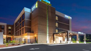 Un hotel con un llamativo letrero 