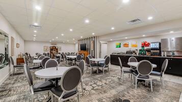 TĂ€gliches inbegriffenes FrĂŒhstĂŒck zur Selbstbedienung