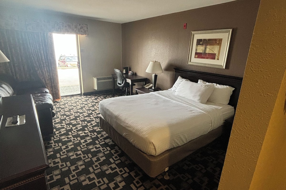 Standard Room, 1 Queen Bed with Sofa bed, Accessible | 1 bedroom, desk, iron/ironing board, free cots/infant beds