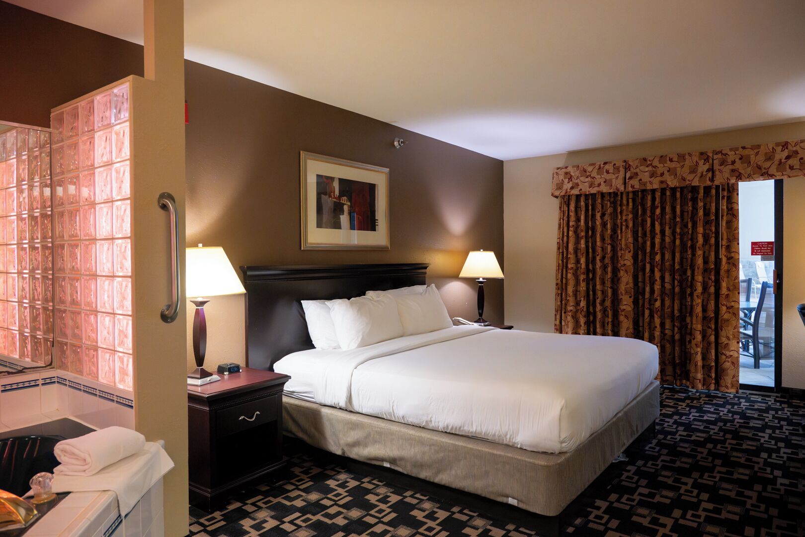 Standard Suite, 1 King Bed, Hot Tub, Poolside | Desk, iron/ironing board, free cribs/infant beds, rollaway beds