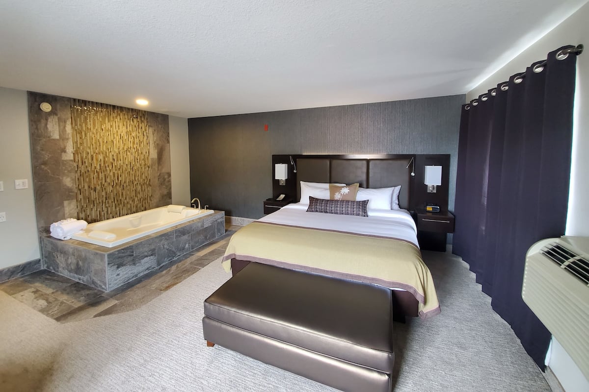 Luxury Suite, 1 King Bed, Non Smoking, Hot Tub | 1 bedroom, desk, iron/ironing board, free cots/infant beds