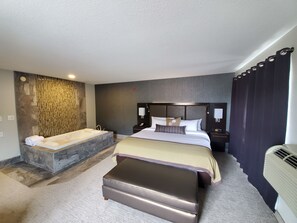 Luxe suite, 1 kingsize bed, niet-roken, hot tub | Een bureau, een strijkplank/strijkijzer, gratis babybedden, extra bedden