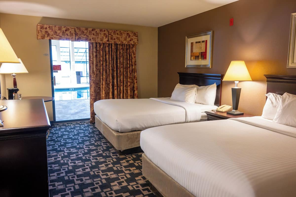 标准房, 2 张大床, 无烟房, 池畔 | 办公桌、熨斗/熨衣板、免费婴儿床、折叠床/加床(额外收费)