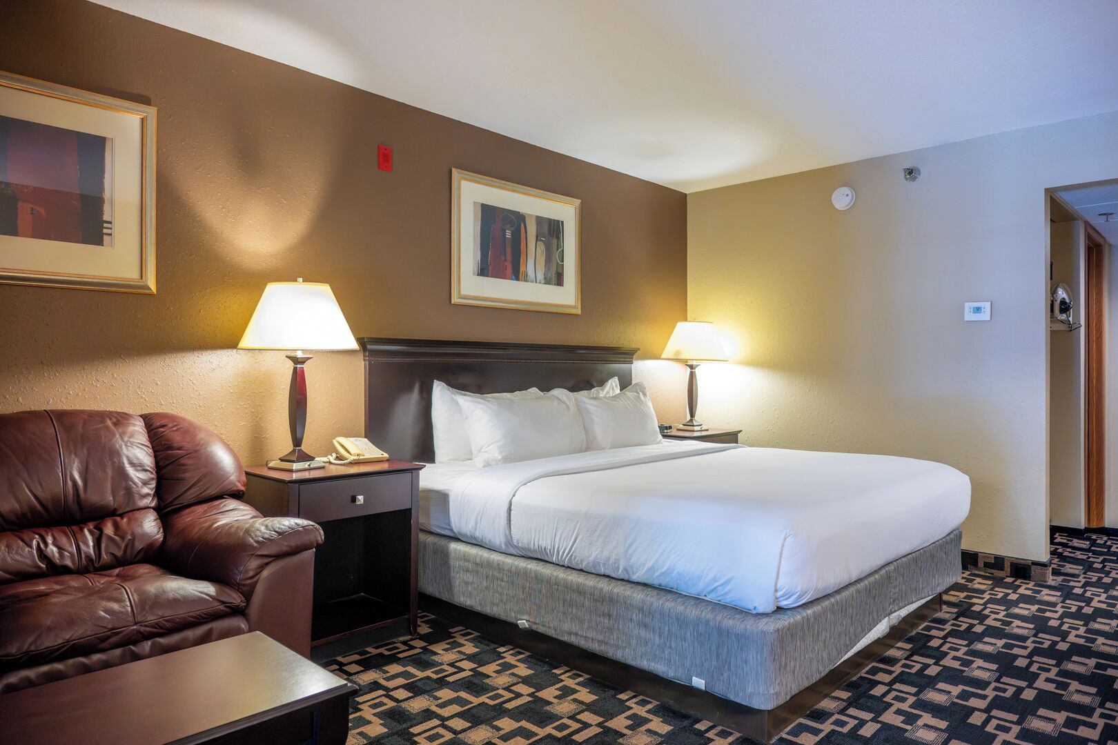 Standard Room, 1 King Bed, Pool View