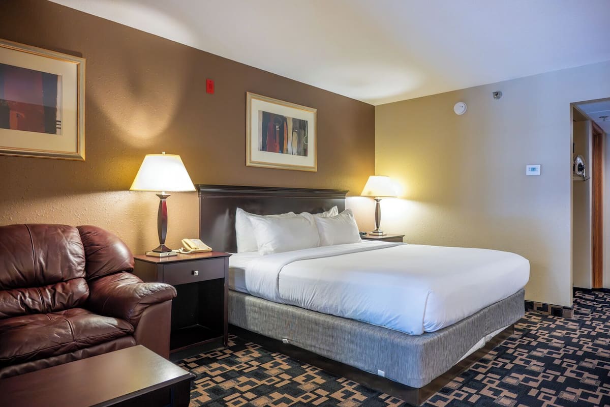 Standard Room, 1 King Bed, Pool View