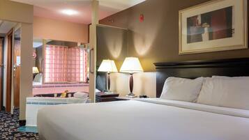 Une chambre d’hôtel avec un lit, deux lampes de chevet, une table de nuit, un miroir, une fenêtre avec des rideaux roses et un tableau encadré au mur.