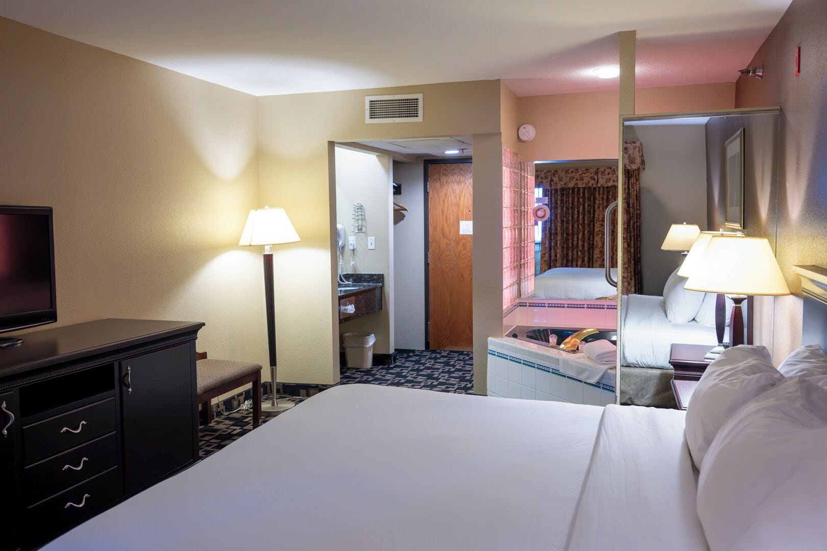 Standard Studio Suite, 1 King Bed, Hot Tub | Desk, iron/ironing board, free cribs/infant beds, rollaway beds