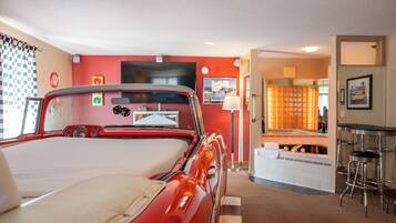 Phòng Suite có thiết kế đặc sắc, 1 giường đôi và sofa giường, không hút thuốc, bồn tắm nước nóng | Bàn, bàn ủi/dụng cụ ủi quần áo, nôi (giường cho trẻ sơ sinh) miễn phí