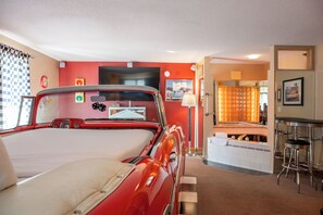 Phòng Suite có thiết kế đặc sắc, 1 giường đôi và sofa giường, không hút thuốc, bồn tắm nước nóng | Bàn, bàn ủi/dụng cụ ủi quần áo, nôi (giường cho trẻ sơ sinh) miễn phí 