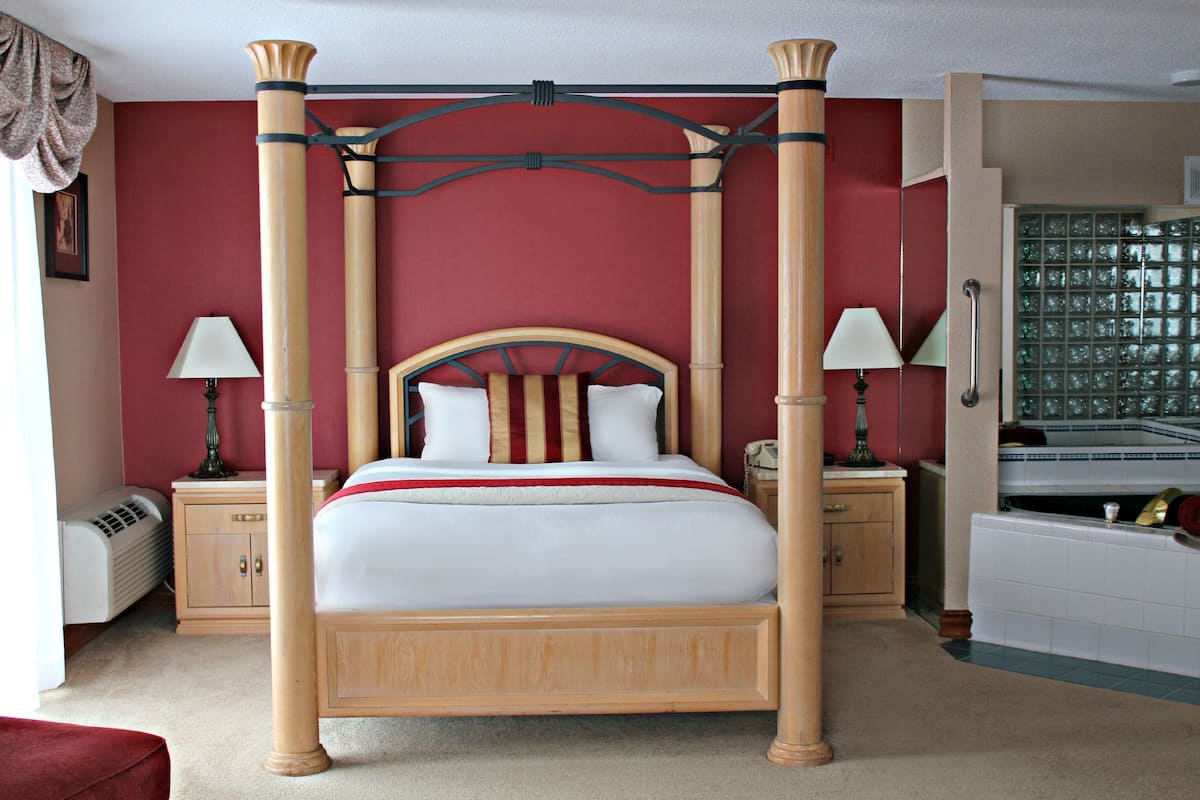 Grand Studio Suite, 1 Queen Bed with Sofa bed, Non Smoking, Hot Tub | 1 bedroom, desk, iron/ironing board, free cots/infant beds