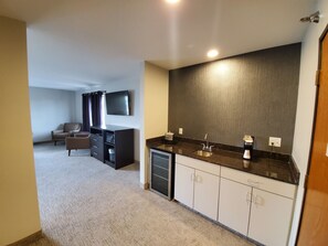 Suite Mewah, 1 Tempat Tidur King, Bebas Asap Rokok, hot tub | Meja kerja, setrika/meja setrika, dan tempat tidur bayi gratis