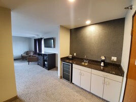 奢华套房, 1 张特大床, 无烟房, 热水浴缸 | 办公桌、熨斗/熨衣板、免费婴儿床、折叠床/加床（额外收费）