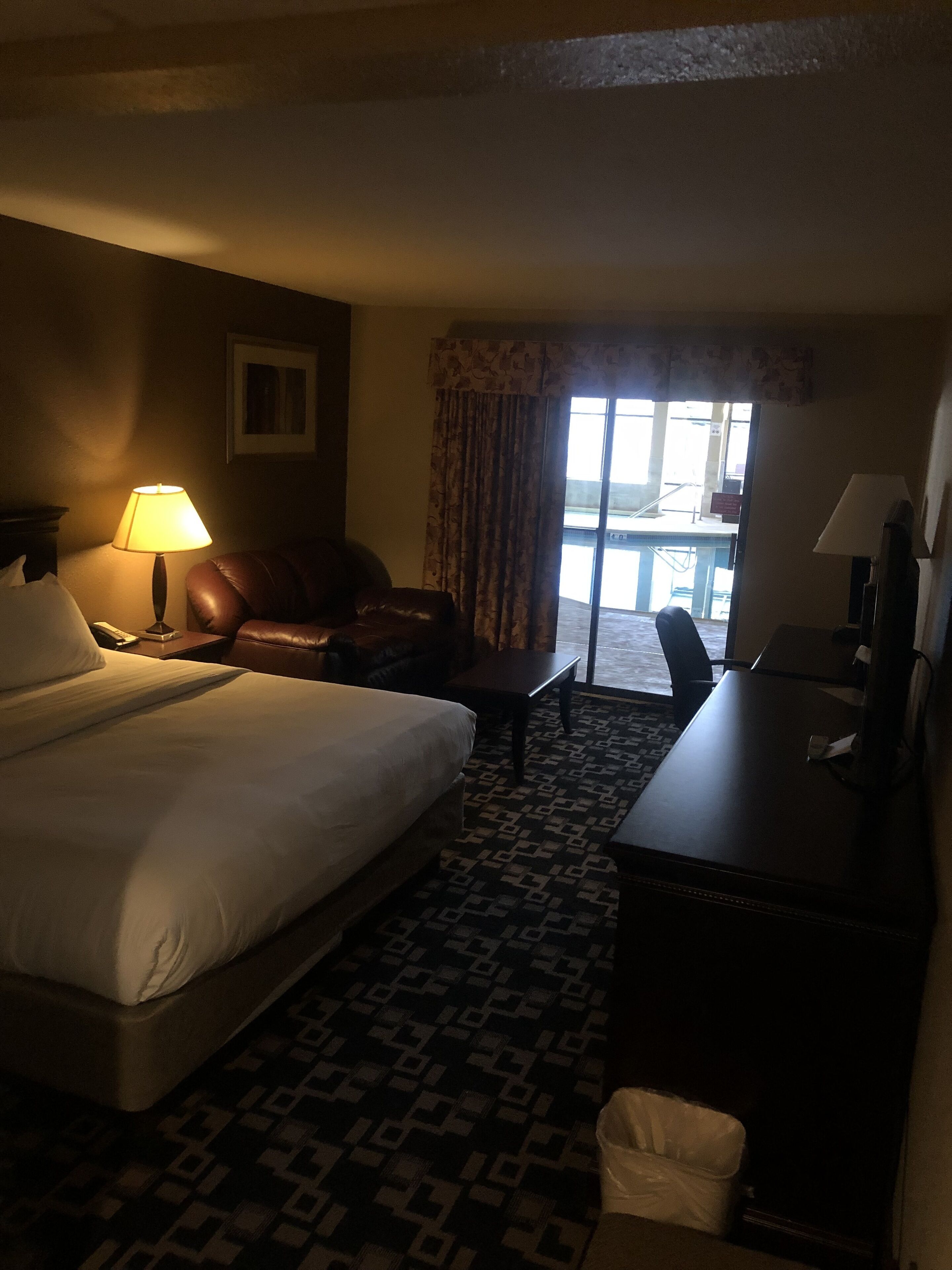 Standard Room, 1 King Bed, Poolside