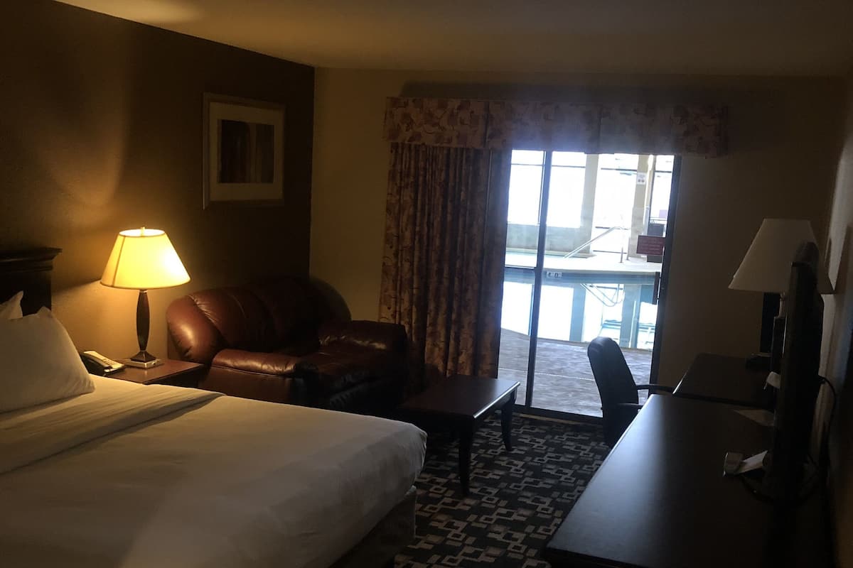 Standard Room, 1 King Bed, Poolside