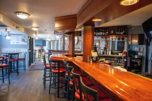 Bar (on property) - Express Suites Riverport Inn & Suites (Winona)