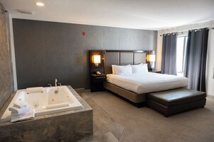 奢华套房, 1 张特大床, 无烟房, 热水浴缸 | 办公桌、熨斗/熨衣板、免费婴儿床、折叠床/加床（额外收费）