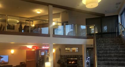 Express Suites Riverport Inn & Suites