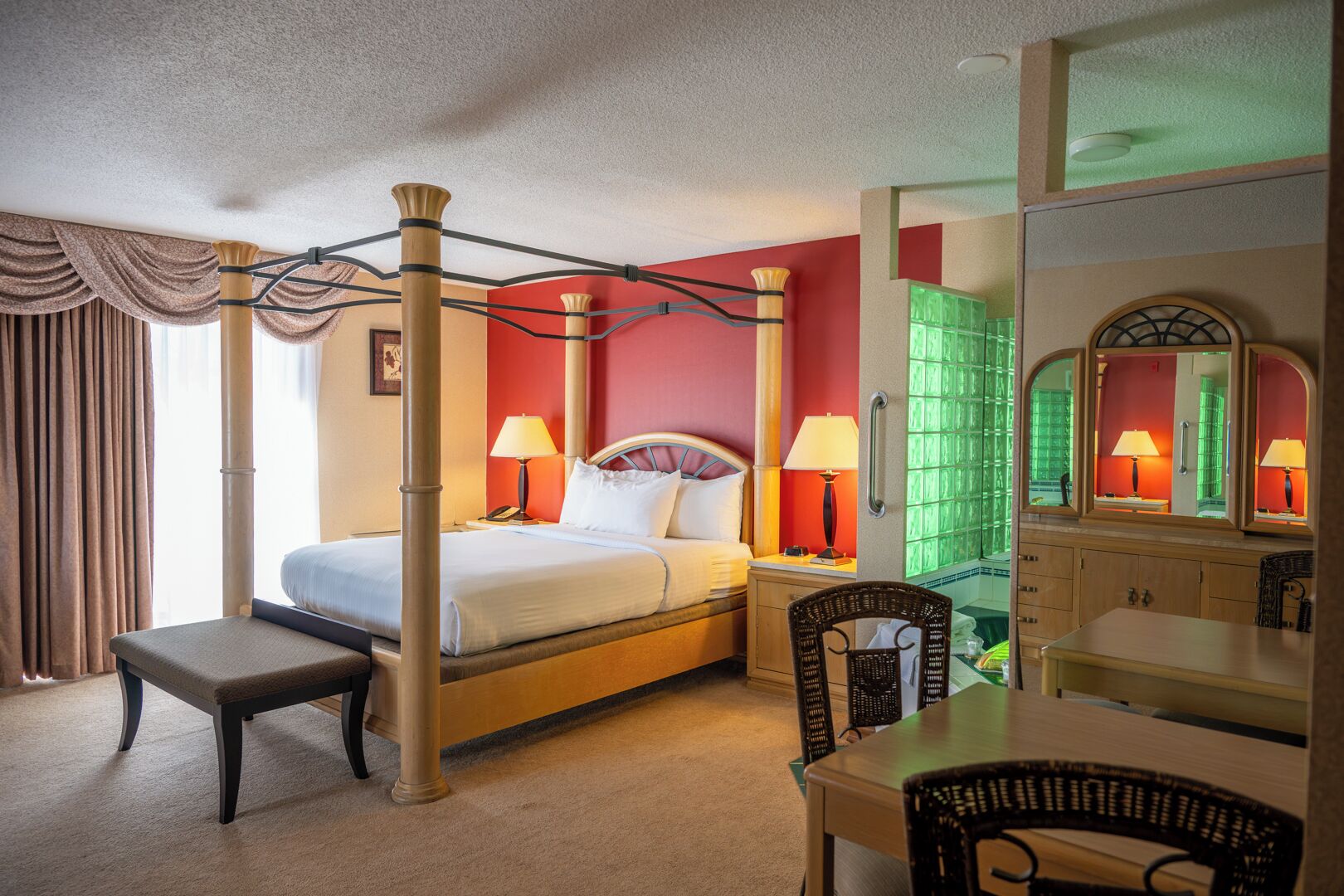 Grand Studio Suite, 1 Queen Bed with Sofa bed, Non Smoking, Hot Tub | Desk, iron/ironing board, free cribs/infant beds, rollaway beds