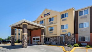 A Comfort Inn & Suites hotel with a covered entrance, stone pillars, and a parking lot. - Comfort Inn & Suites Waterloo - Cedar Falls (Waterloo)