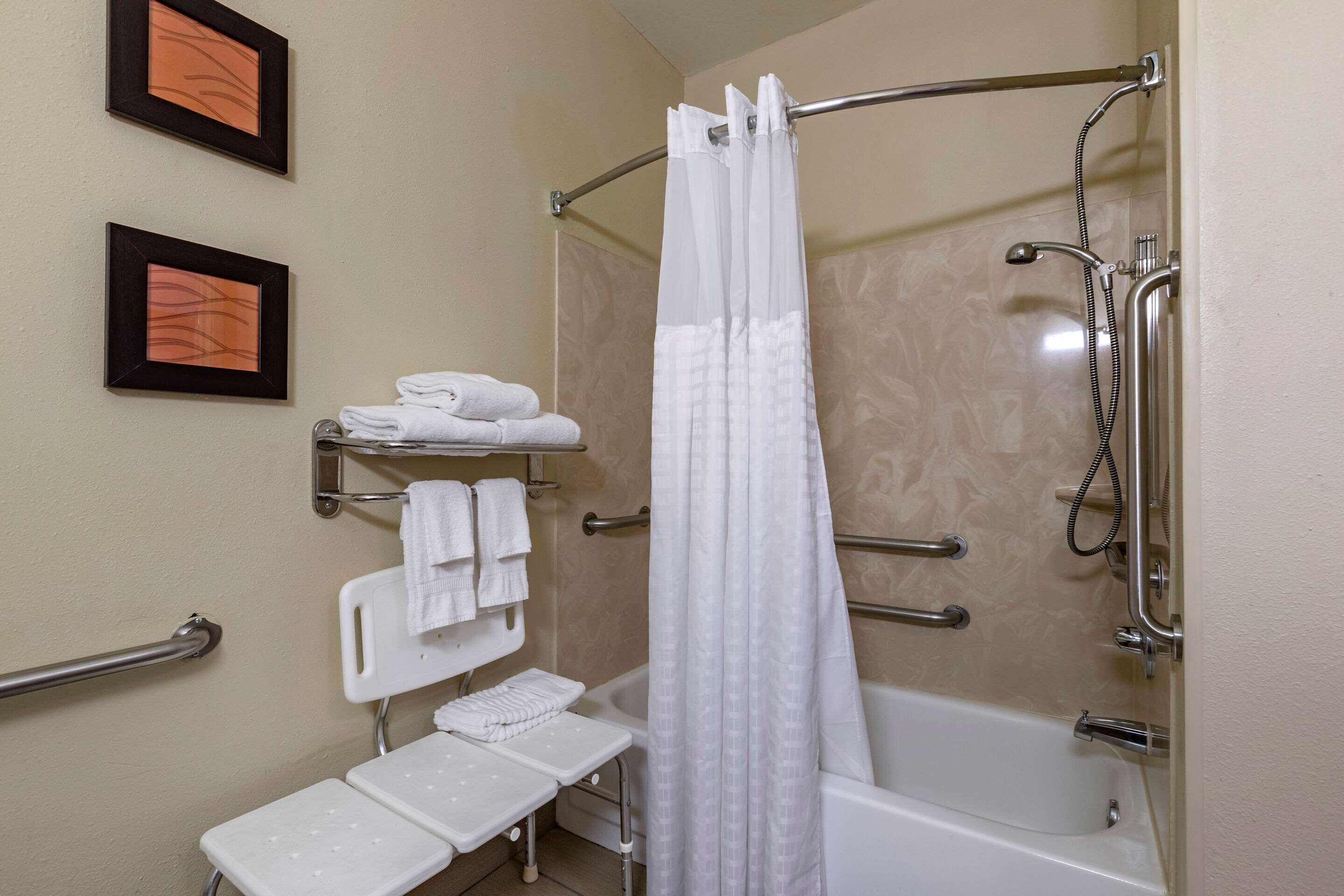room, 1 king bed, accessible, non smoking | bathroom | bathtub, hair dryer, towels