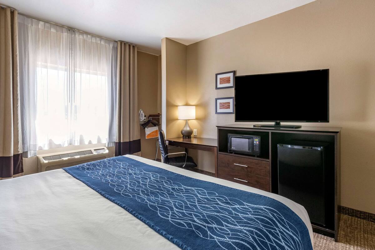 room, 1 king bed, accessible, non smoking | desk, iron/ironing board, free wifi, bed sheets