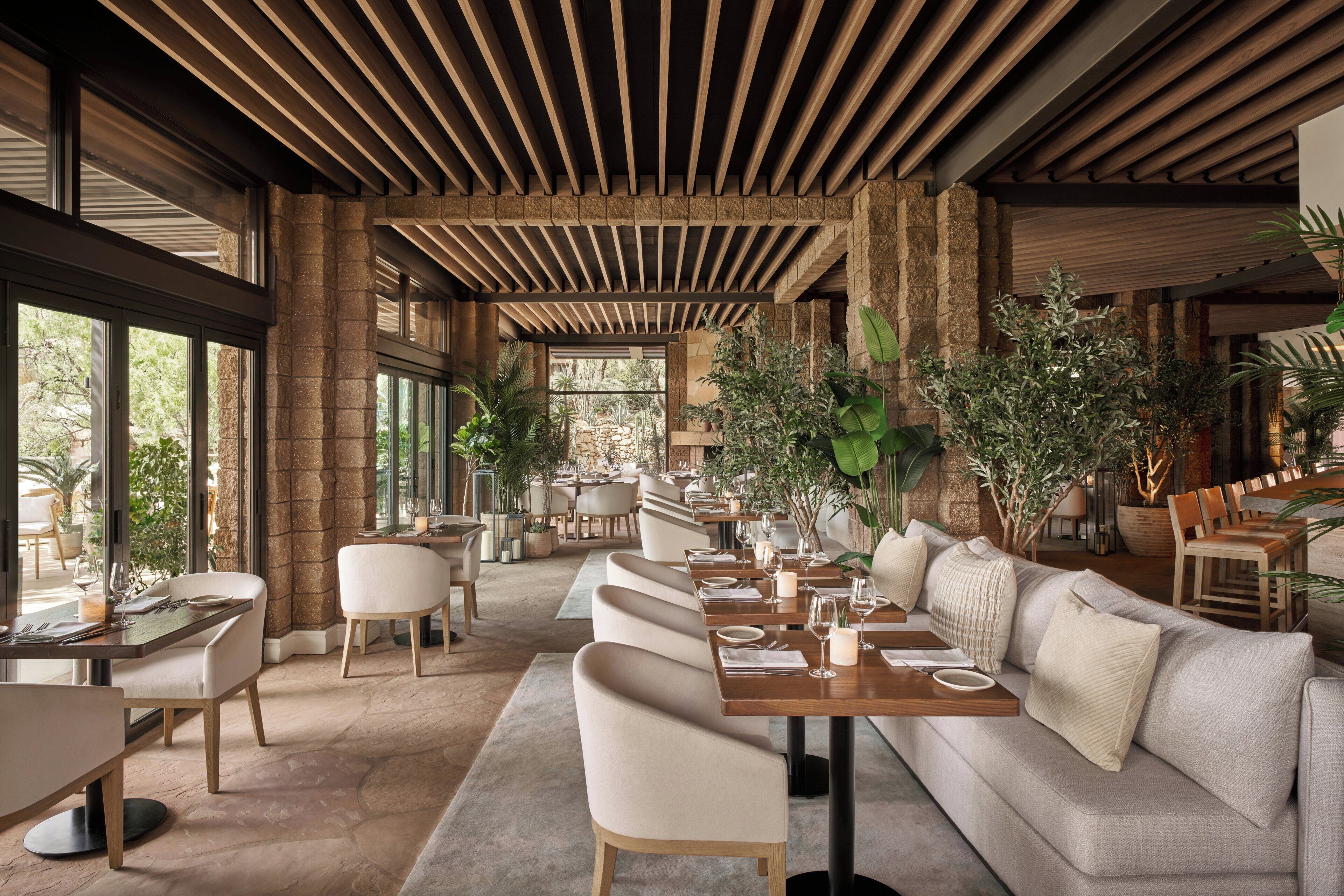 4 restaurants; breakfast, lunch, dinner, and brunch served