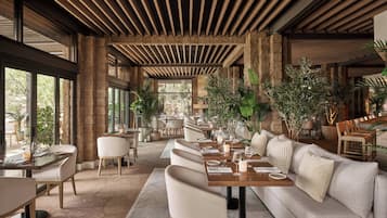 4 restaurants; breakfast, lunch, dinner, and brunch served