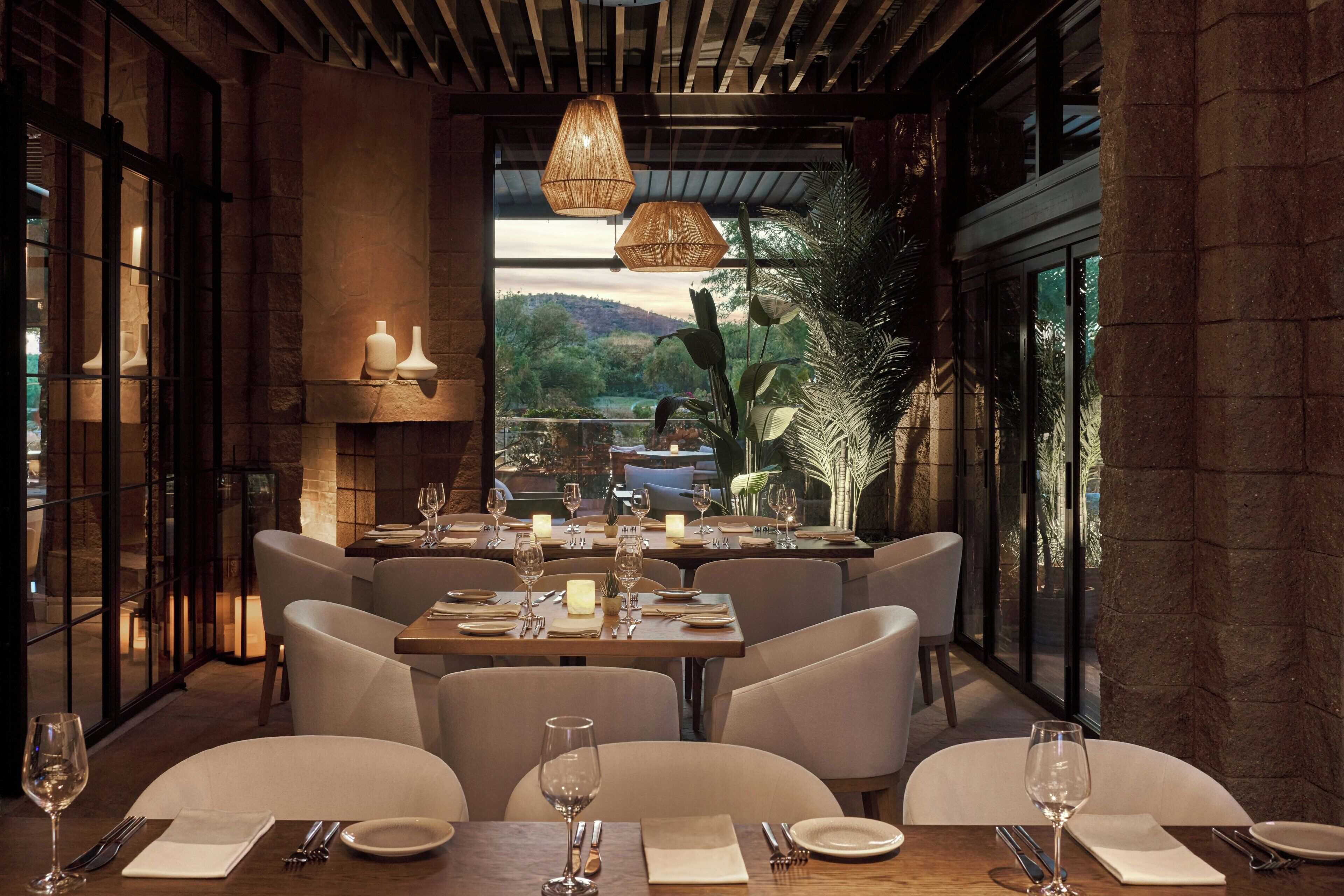 4 restaurants; breakfast, lunch, dinner, and brunch served