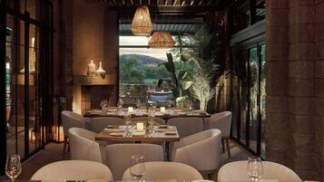 4 restaurants; ze serveren er ontbijt, lunch, diner en brunch