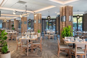 4 間餐廳;供應早餐、午餐、晚餐;美國菜