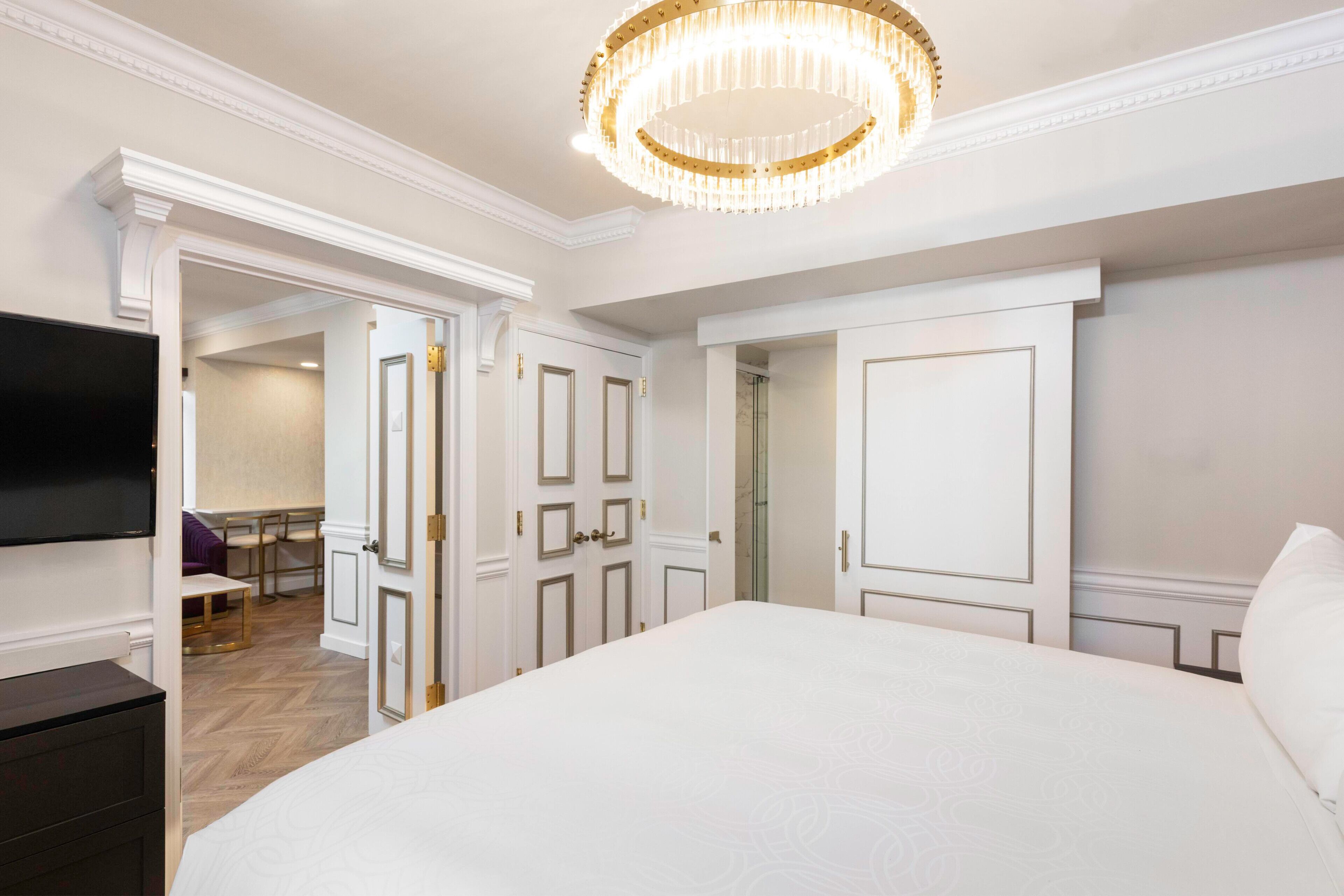 Luxe One Bedroom Tudor City Suite | Lakens van Egyptisch katoen, luxe beddengoed, donzen dekbedden