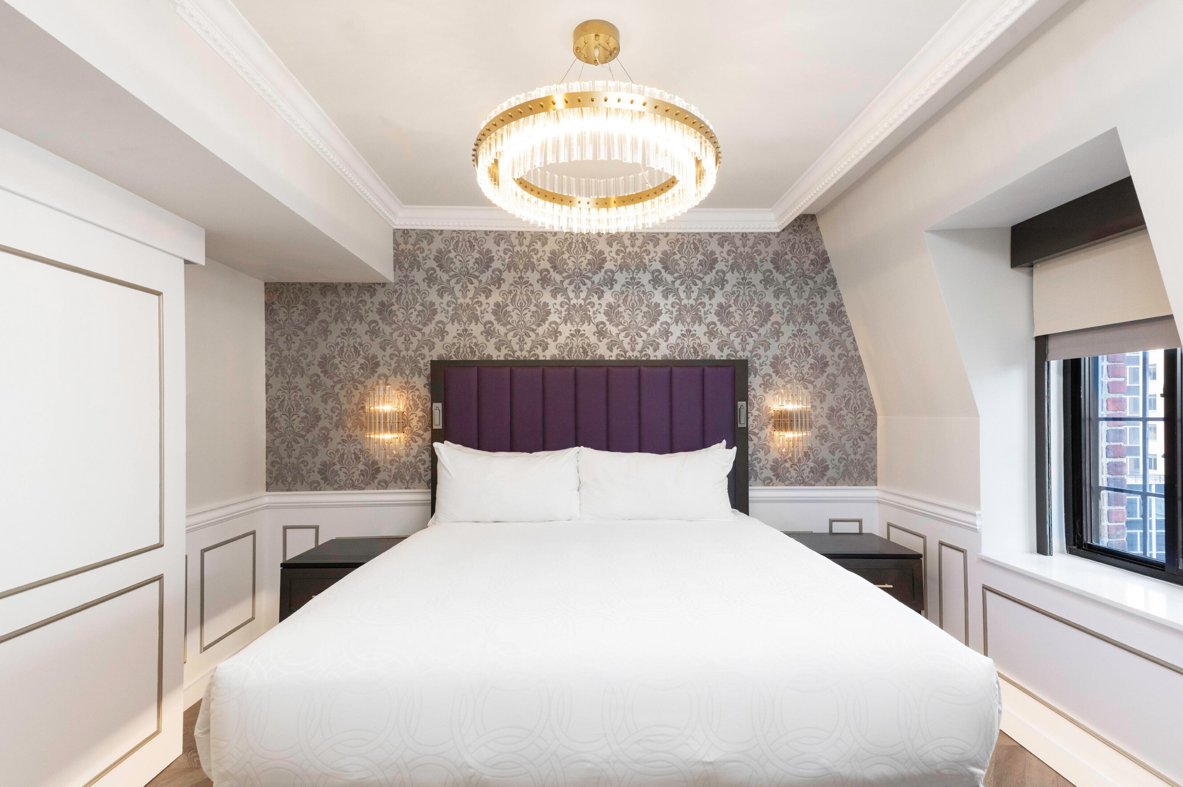 Luxe One Bedroom Tudor City Suite | Roupas de cama de algodão egípcio, roupas de cama premium