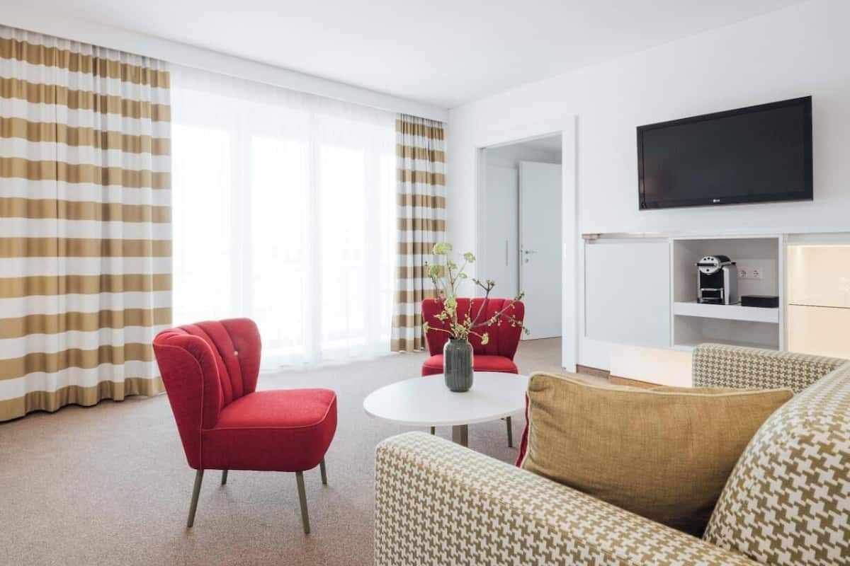 Suite | 1 bedroom, hypo-allergenic bedding, minibar, in-room safe