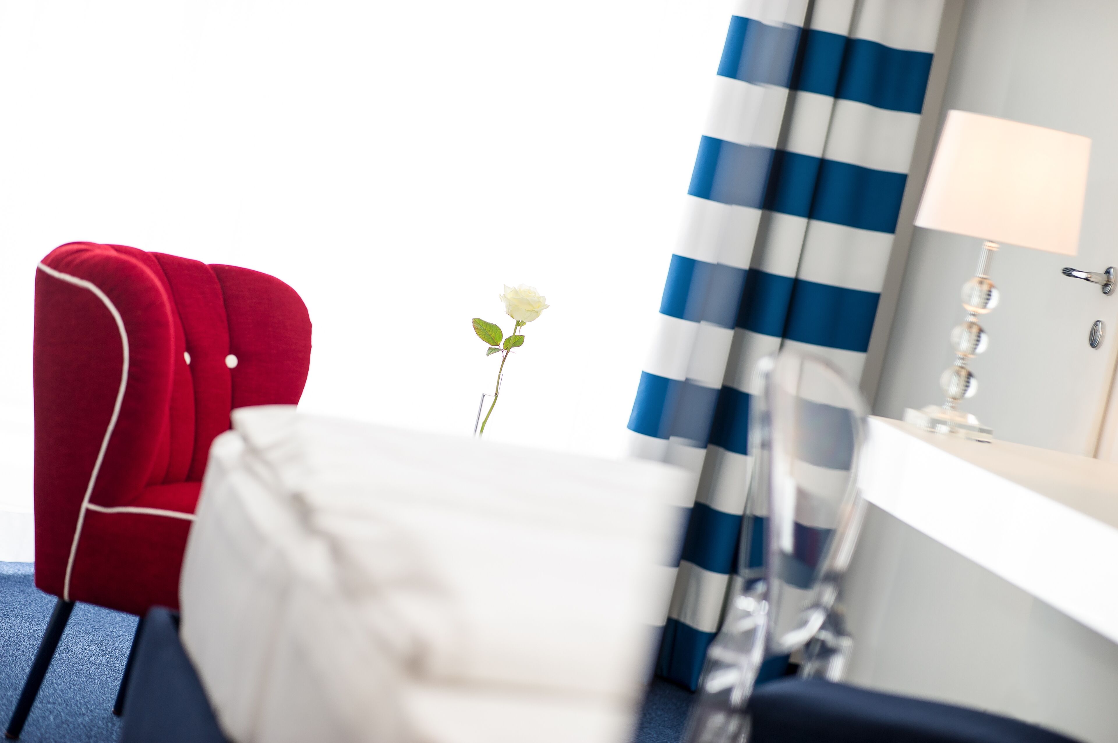 deluxe double room, 1 double bed, lake view, executive level | living area | flat-screen tv