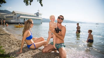 En privat strand, liggestole, parasoller, badehåndklæder