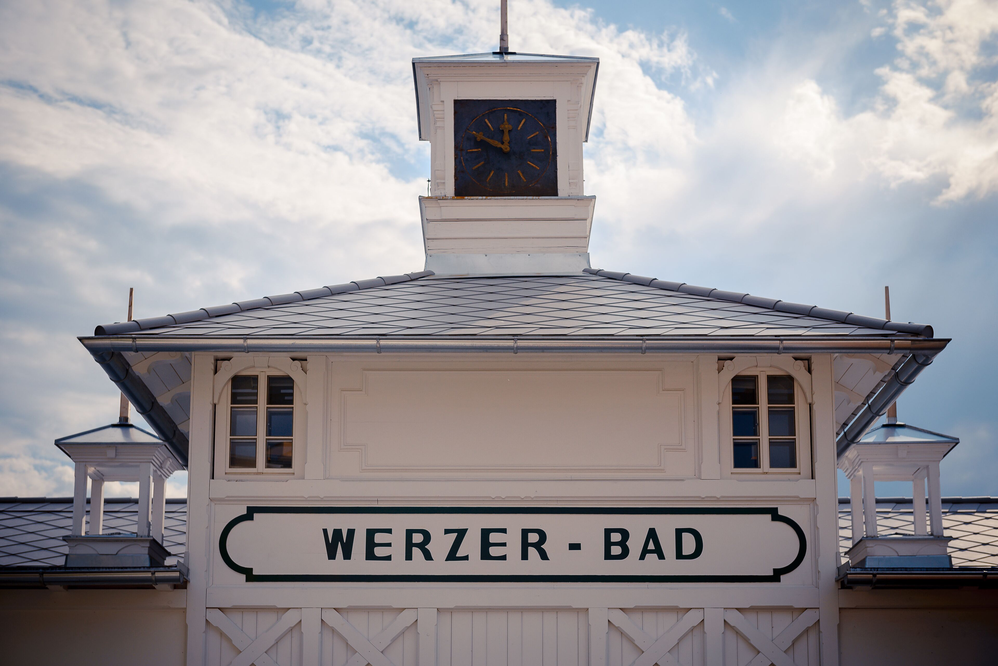 A building with a clock and the sign "WERZER - BAD" on the facade.
