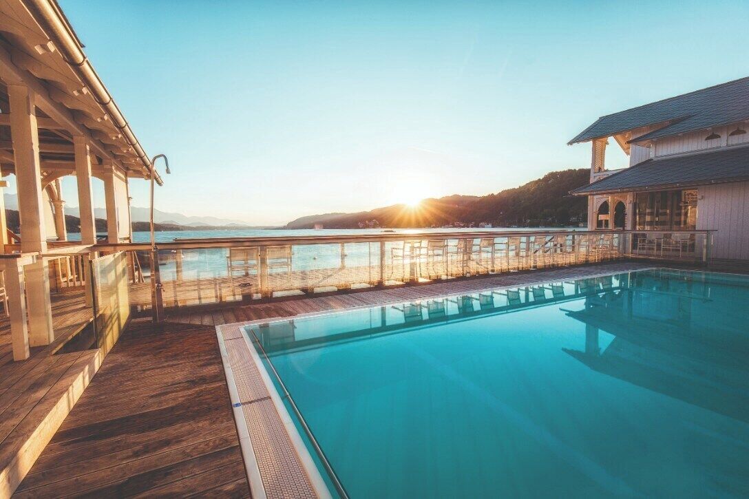 Indendørs pool, udendørs pool, parasoller, liggestole