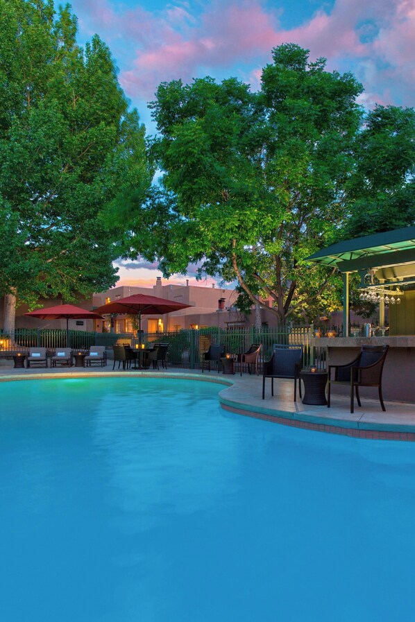 Outdoor pool, pool umbrellas - La Posada de Santa Fe, A Tribute Portfolio Resort & Spa by Marriott (Santa Fe)