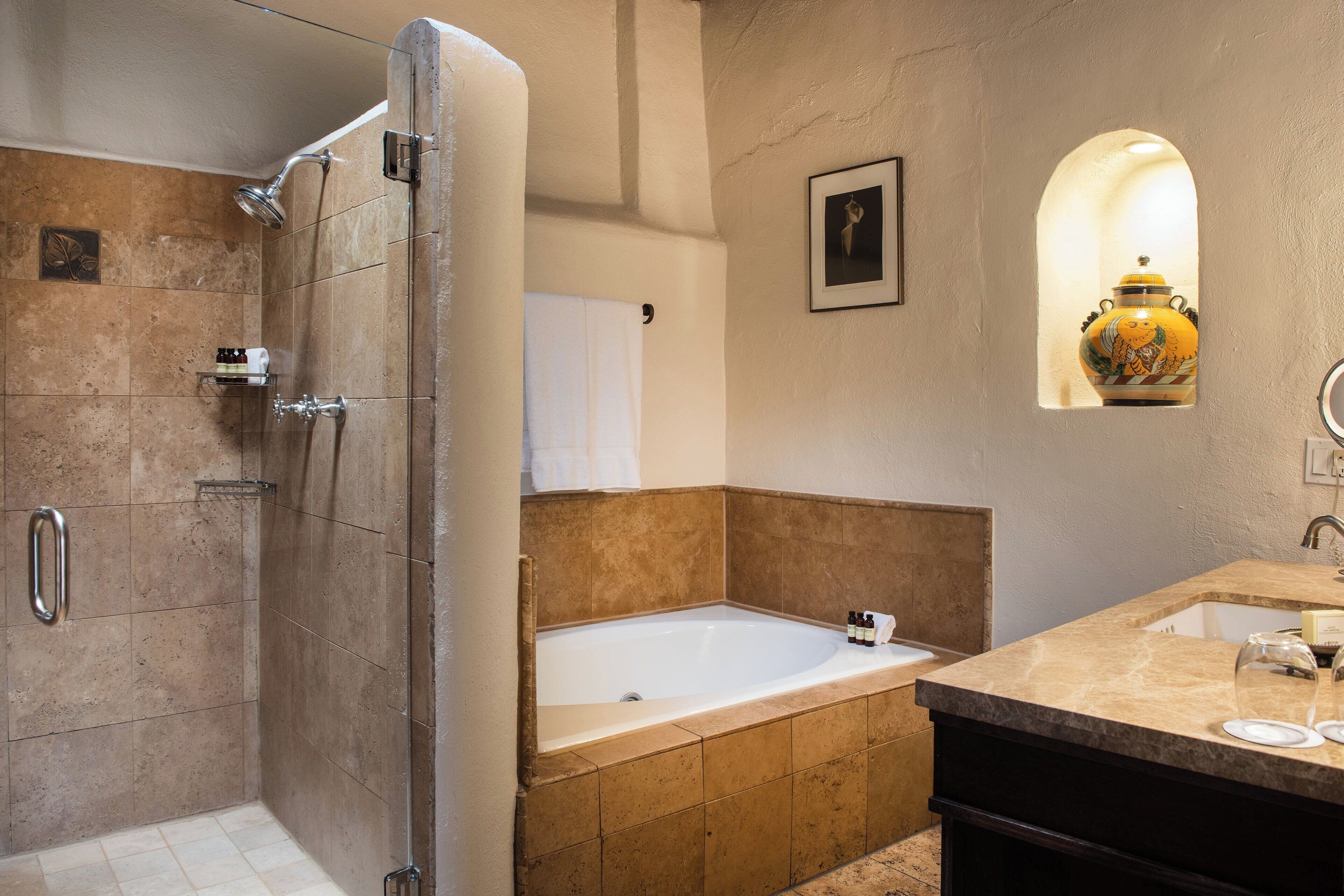 Een badkamer met een inloopdouche, een badkuip en een wastafelmeubel met een wastafel.