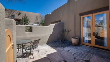 Ropa de cama de alta calidad y caja de seguridad en la habitación