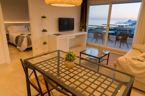 Apartamento Premium, 1 habitación, vistas parciales al mar | Minibar, caja fuerte, wifi gratis