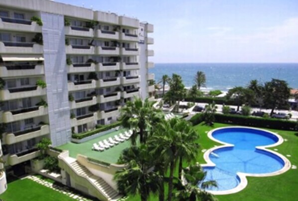 3 outdoor pools, sun loungers - Mediterráneo Sitges (Sitges)